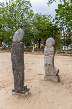 古代侍女石刻雕像