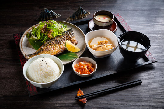 日式青花鱼定食