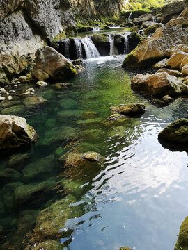 深山河流