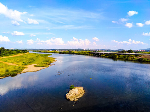 秋天沿江风景