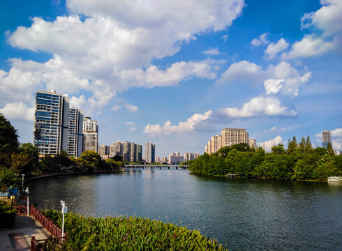 城市沿江风景