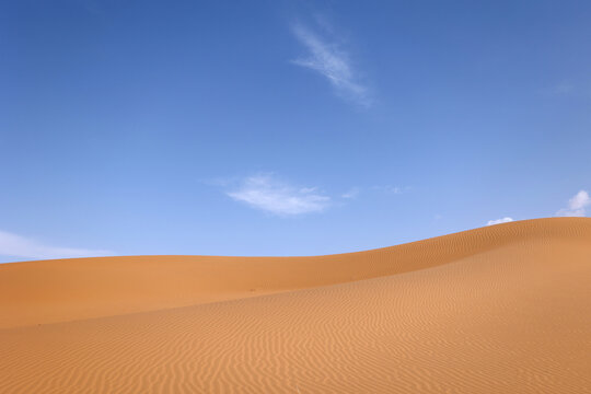 蓝天下的腾格里沙漠