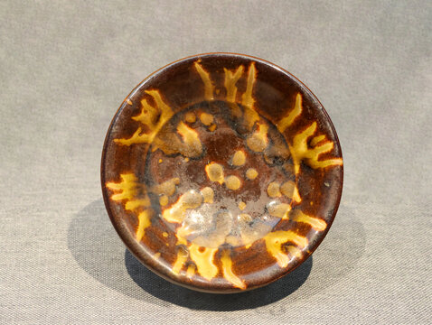 宋代广元窑酱釉玳瑁纹瓷碗
