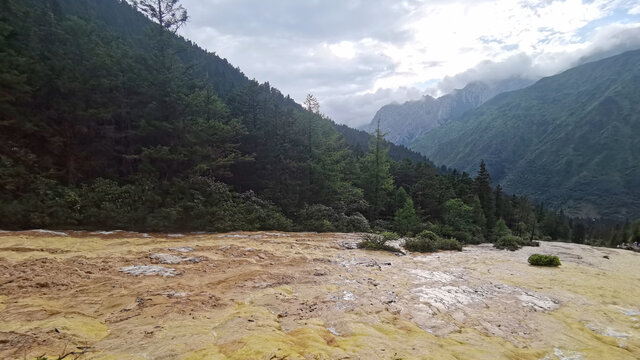 黄龙顺流而下造就翠碧的景致