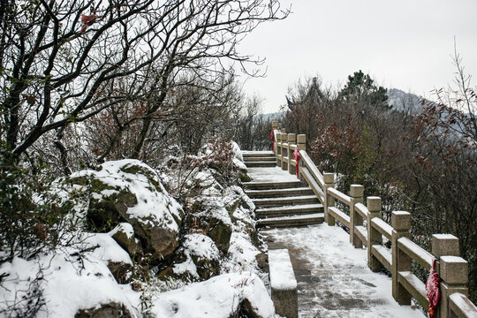 秦余积雪景点