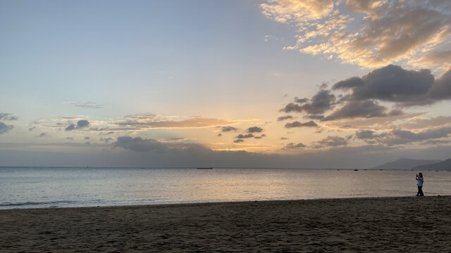 海南沙滩晚霞