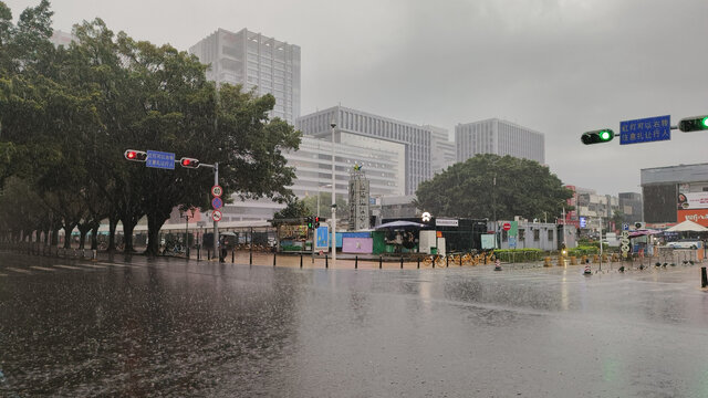 下雨天的公路