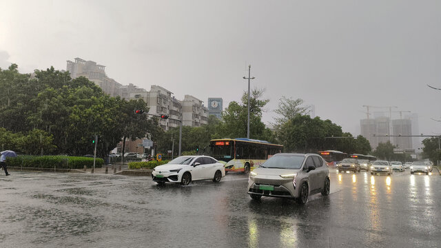 下雨天的公路