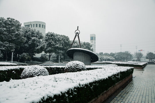 校园入口的雪景