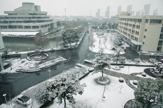 校园雪景俯拍