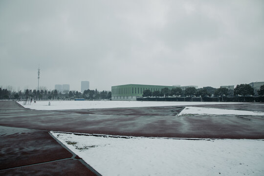 风雨操场雪景