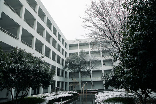 教学楼雪景