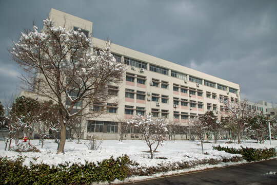 教学楼雪景