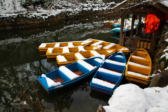 雪中的小船