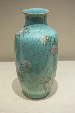 清代松石绿地粉彩折枝花卉瓷瓶