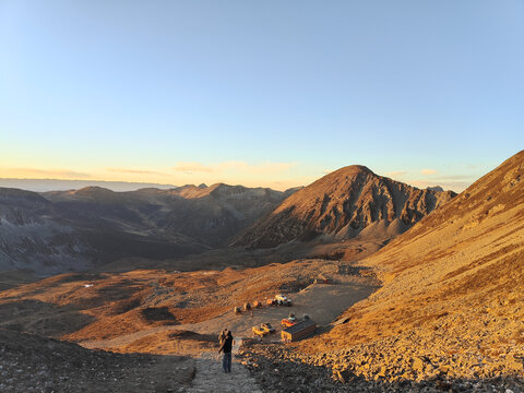 夕阳下的雅拉雪山停车场