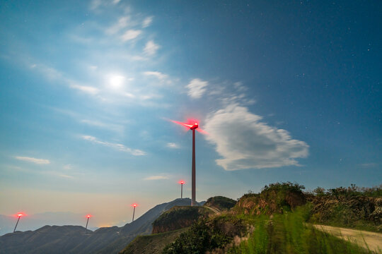 山顶风电场月亮银河星空