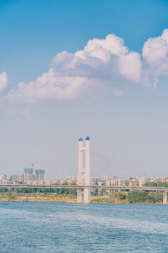 蓝天下的柳州壶西大桥与柳江