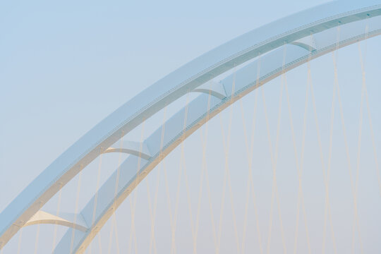蓝天背景中的广西柳州官塘大桥