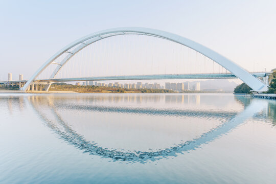蓝天下的广西柳州官塘大桥