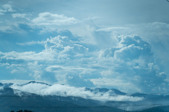 多云的天空和远处的山景