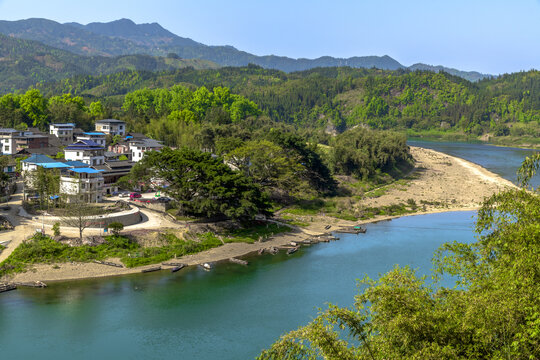 青山河流村庄