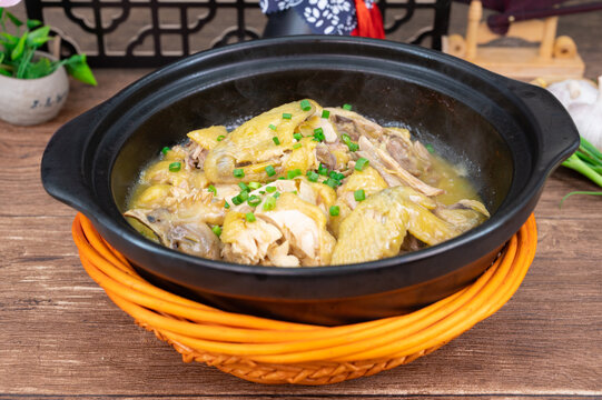 砂锅黄焖土鸡煲