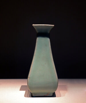 宋代龙泉窑青瓷方瓶