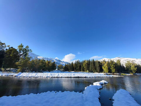 阿勒泰地区雪地和湖自然景观