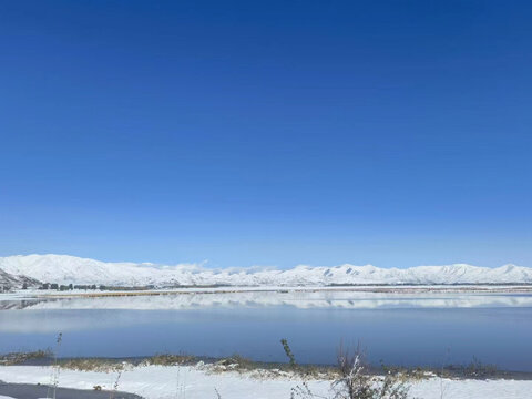 阿勒泰地区雪地湖泊自然景观