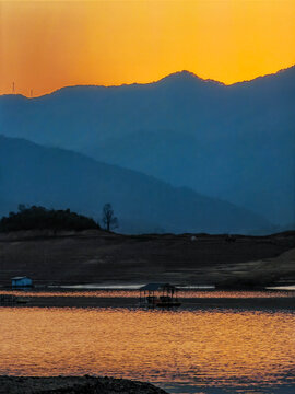 夕阳山水树船