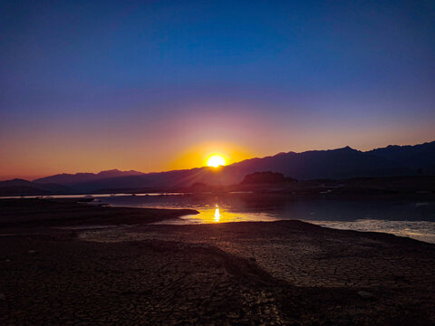 夕阳岸边江水