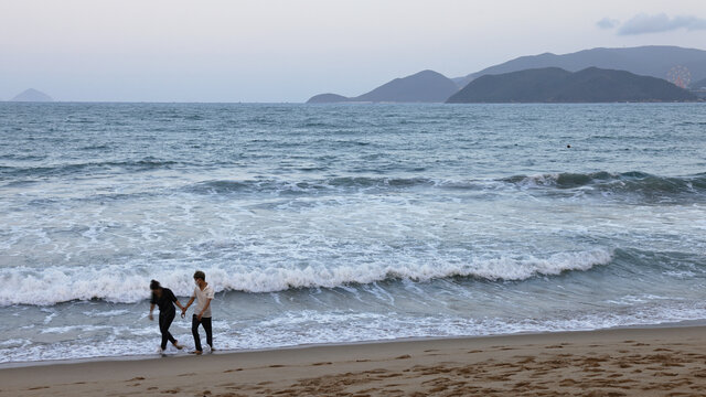 海滨的情侣