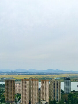 丹东的高楼朝鲜的田