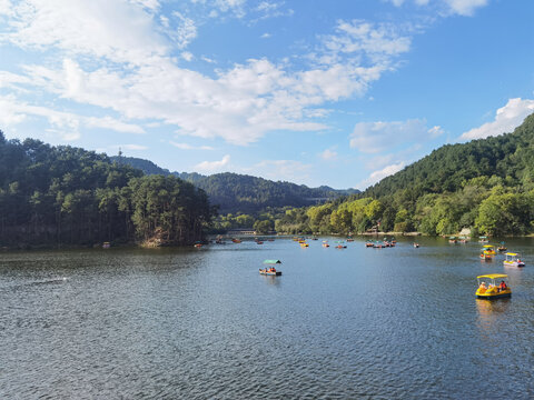 贵阳黔灵山公园景区湖景