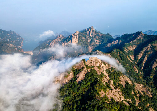 海边云雾缭绕笔架山