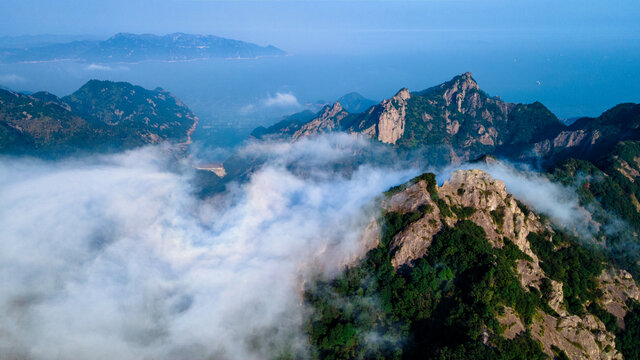 海边云雾缭绕笔架山