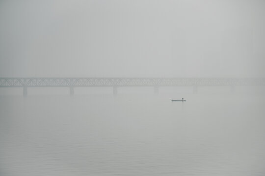 杭州市雾气笼罩下的钱塘江大桥