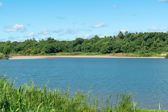 海南万泉河沿岸热带风光