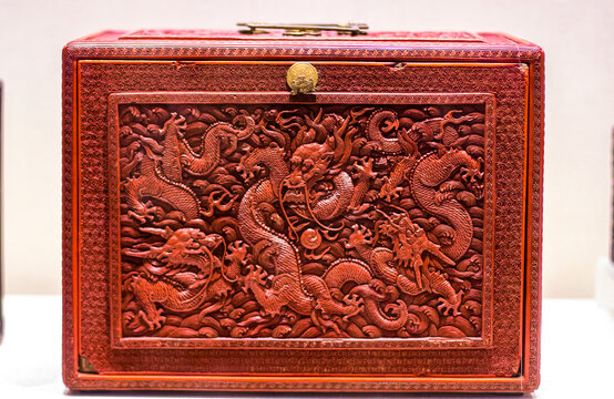 红雕漆盒子