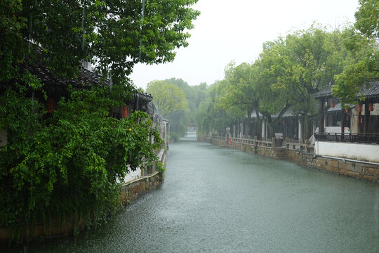 雨中的江南水乡古镇