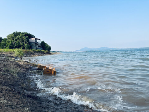 蓝色湖面