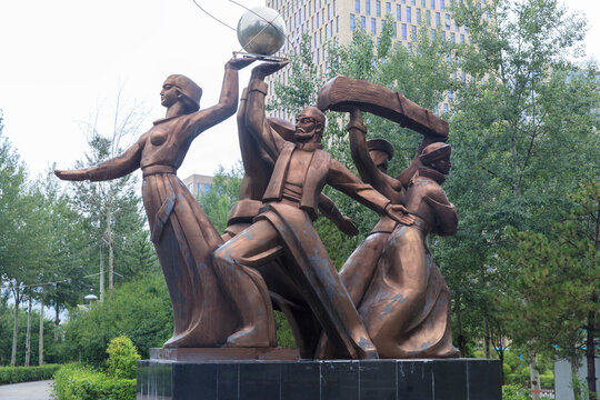 西宁火车站前广场雕塑