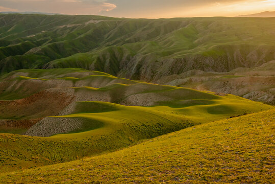 新疆喀拉峻大草原日落风光