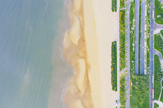 航拍福建厦门的海滨沙滩和道路
