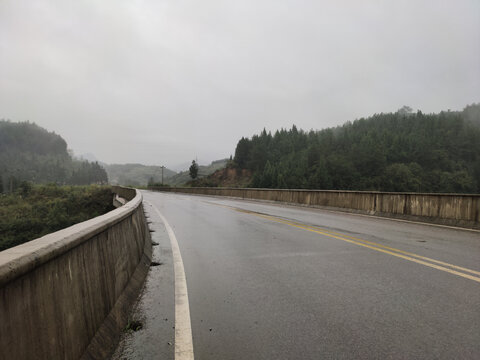 雨后的公路