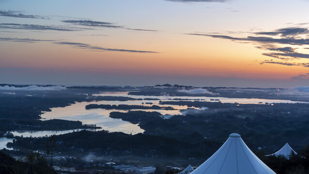 露营基地与湖光山色晨景