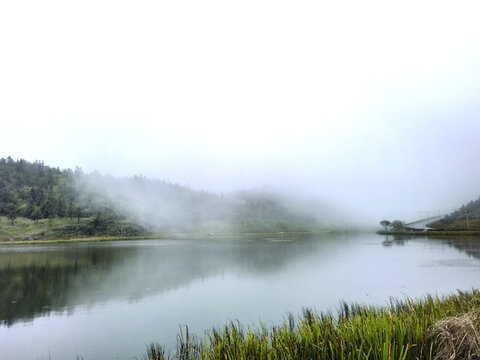 高山烟雨湖泊美景