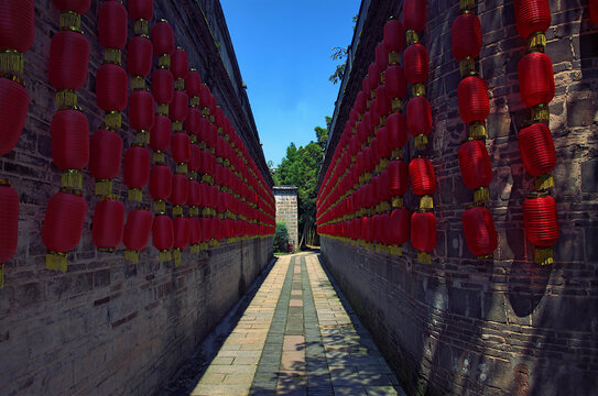 高墙红灯笼巷子小巷