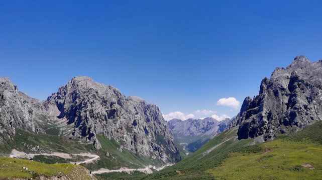 洛克之路沿途风景山峦如聚